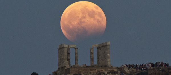 The August full moon rises above the 5th Century BC Temple of Poseidon at Cape Sounio, south of Athens, on Monday, Aug. 7, 2017. - Sputnik International