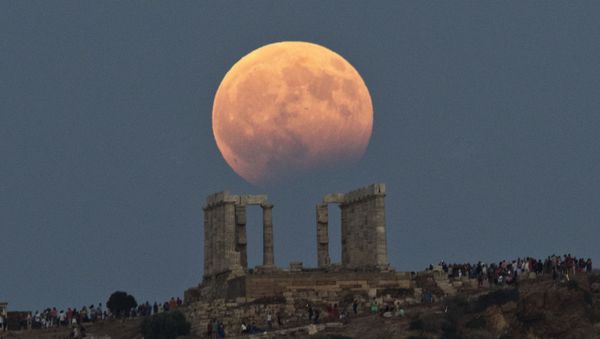 The August full moon rises above the 5th Century BC Temple of Poseidon at Cape Sounio, south of Athens, on Monday, Aug. 7, 2017. - Sputnik International