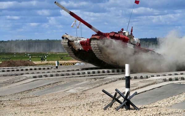 A Russian Army tank crew takes part in semifinal relay race during tank biathlon competitions of the 2017 International Army Games at the Alabino training center near Moscow - Sputnik International