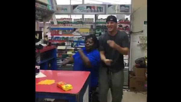 Channing Tatum Dances With Cashier - Sputnik International