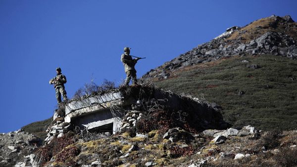Indian army soldiers keep watch at the Indo China border in Bumla at an altitude of 15,700 feet (4,700 meters) above sea level in Arunachal Pradesh, India. (File) - Sputnik International