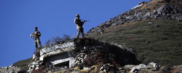 Indian army soldiers keep watch at the Indo China border in Bumla at an altitude of 15,700 feet (4,700 meters) above sea level in Arunachal Pradesh, India. (File) - Sputnik International