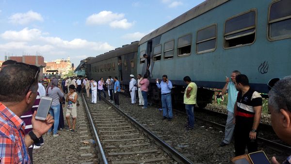 Egyptians look at the crash of two trains that collided near the Khorshid station in Egypt's coastal city of Alexandria, Egypt - Sputnik International
