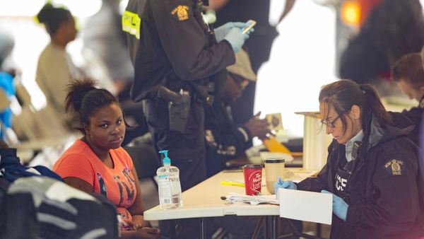 Refugees are processed by the Royal Canadian Mounted Police after crossing the Canada/US border near Hemmingford, Quebec - Sputnik International