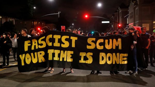 Demonstrators march in response in response to the Charlottesville, Virginia car attack on counter-protesters after the Unite the Right rally organized by white nationalists, in Oakland, California, U.S., August 12, 2017. Picture taken August 12, 2017. - Sputnik International