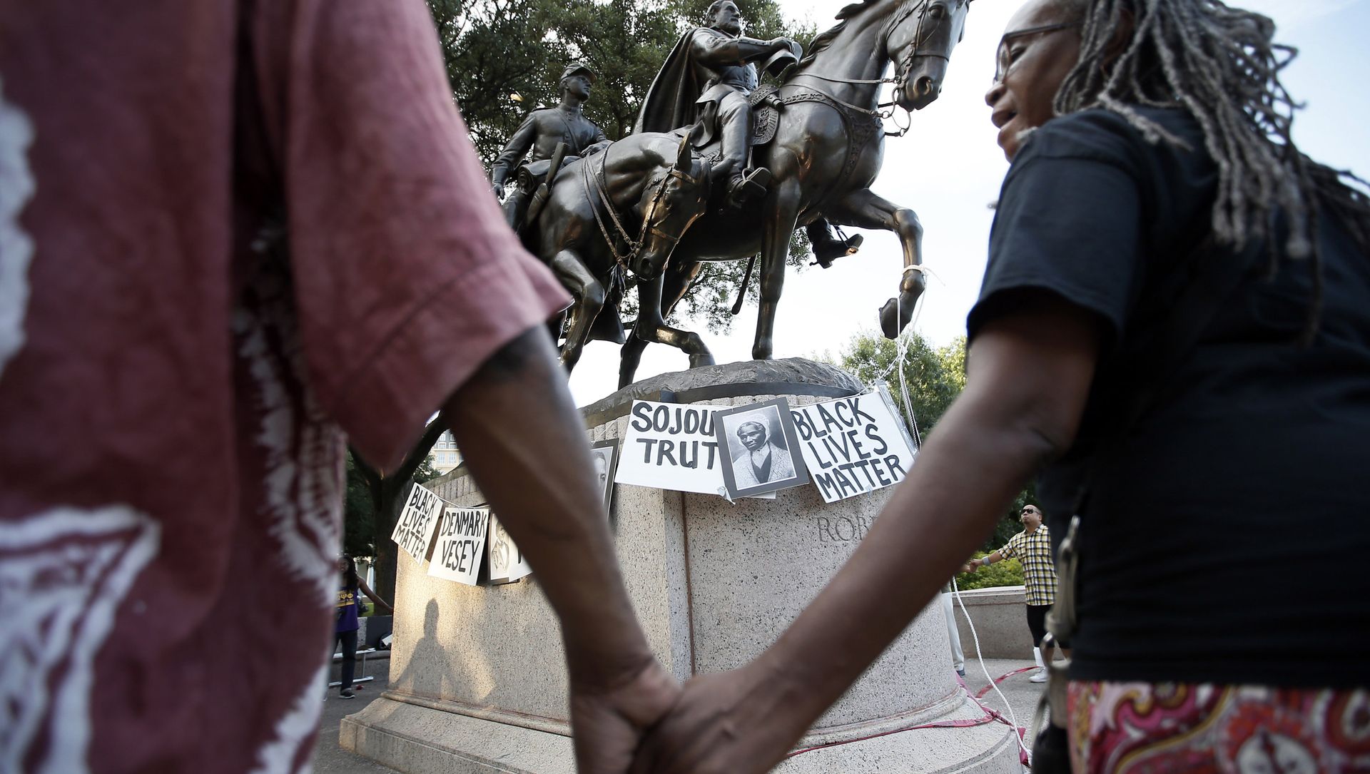 Activists gather around the Robert E Lee statute, erected to commemorate the Confederate Army General at Lee Park, chanting the names of Civil War era activists in Dallas. Lee was vilified during the Civil War only to become a heroic symbol of The Lost Cause and eventually a racist icon. Activists gather around the Robert E Lee statute, erected to commemorate the Confederate Army General at Lee Park, chanting the names of Civil War era activists in Dallas. Lee was vilified during the Civil War only to become a heroic symbol of The Lost Cause and eventually a racist icon. - Sputnik International, 1920, 25.03.2021