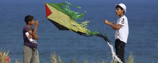 Palestinian youths fly their kites during a Hamas-sponsored summer scout camp, in an event held as a show of support against Israeli security measures installing metal detectors at the Al Aqsa Mosque compound in Jerusalem, on the beach near the Israeli border fence, in Beit Lahiya, northern Gaza Strip, Wednesday, July 19, 2017. - Sputnik International