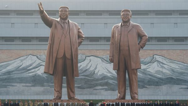 Unveiling monuments to Kim Il-sung and Kim Jong-il in Pyongyang. (File) - Sputnik International