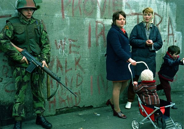Women and children stand near an armed British military soldier patrols a street in Belfast, Northern Ireland, Feb. 1972. British paratroopers shot 13 demonstrators during a civil rights march on Jan. 30, known as Bloody Sunday. Women and children stand near an armed British military soldier patrols a street in Belfast, Northern Ireland, Feb. 1972. British paratroopers shot 13 demonstrators during a civil rights march on Jan. 30, known as Bloody Sunday. - Sputnik International