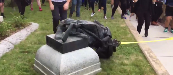North Carolina Protesters Take Down Confederate Monument North Carolina Protesters Take Down Confederate Monument - Sputnik International