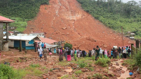 People inspect the damage after a mudslide in the mountain town of Regent, Sierra Leone August 14, 2017 - Sputnik International