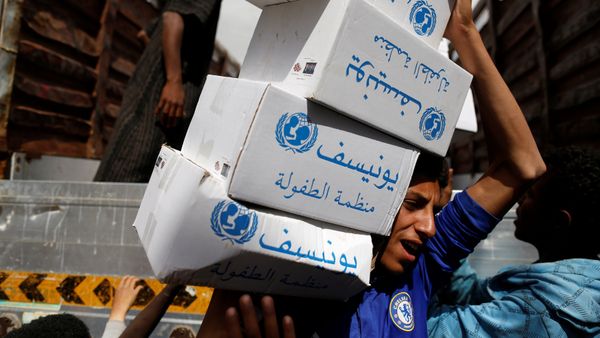 A volunteer carries hygiene kits provided by UNICEF, amid a cholera outbreak, in Sanaa, Yemen, May 24, 2017 - Sputnik International