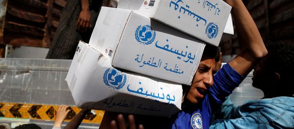 A volunteer carries hygiene kits provided by UNICEF, amid a cholera outbreak, in Sanaa, Yemen, May 24, 2017 - Sputnik International