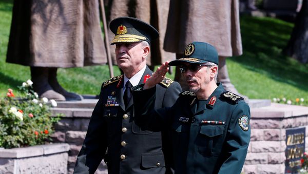 Turkish Chief of Staff General Hulusi Akar and his Iranian counterpart Major General Mohammad Baqeri review the guards of honour during a welcoming ceremony in Ankara, Turkey, August 15, 2017 - Sputnik International