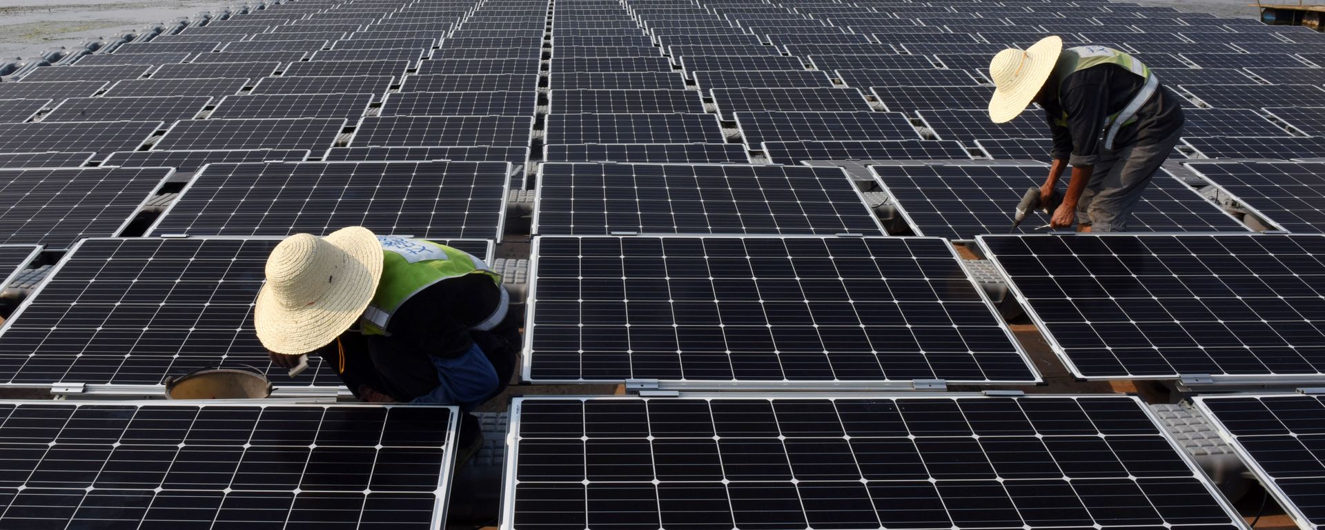 This photo taken on June 7, 2017 shows workers at the world's largest floating solar power plant in a lake in Huainan, in China's central Anhui province This photo taken on June 7, 2017 shows workers at the world's largest floating solar power plant in a lake in Huainan, in China's central Anhui province - Sputnik International, 1920, 14.06.2022