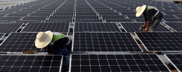 This photo taken on June 7, 2017 shows workers at the world's largest floating solar power plant in a lake in Huainan, in China's central Anhui province - Sputnik International