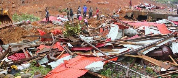 People inspect the damage after a mudslide in the mountain town of Regent, Sierra Leone August 14, 2017 People inspect the damage after a mudslide in the mountain town of Regent, Sierra Leone August 14, 2017 - Sputnik International