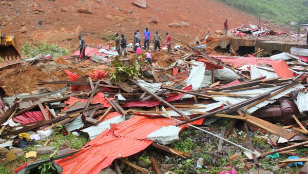 People inspect the damage after a mudslide in the mountain town of Regent, Sierra Leone August 14, 2017 - Sputnik International