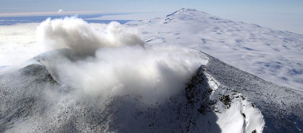 Aerial view of Mount Erebus craters in the foreground with Mount Terror in the background, Ross Island, Antarctica - Sputnik International