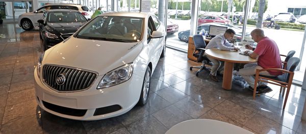 In this Wednesday, April 26, 2017, photo, client specialist Felipe A. Perdomo, left, closes a deal with customer John Tsialas at a GMC Buick dealership in Miam In this Wednesday, April 26, 2017, photo, client specialist Felipe A. Perdomo, left, closes a deal with customer John Tsialas at a GMC Buick dealership in Miam - Sputnik International
