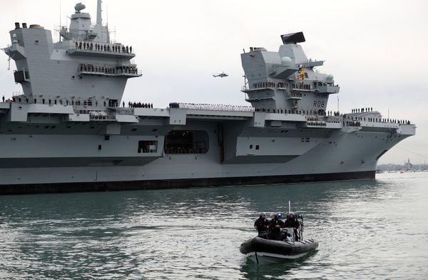 The Royal Navy's new aircraft carrier HMS Queen Elizabeth arrives in Portsmouth, Britain August 16, 2017 - Sputnik International