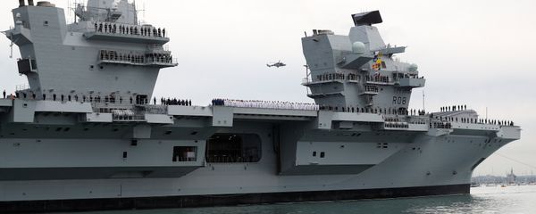 The Royal Navy's new aircraft carrier HMS Queen Elizabeth arrives in Portsmouth, Britain August 16, 2017 - Sputnik International