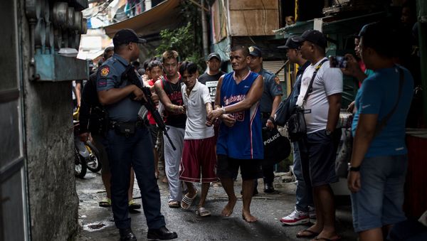 Male residents are rounded up for verification after police officers conducted a large scale anti-drug raid at a slum community in Manila on July 20, 2017 Male residents are rounded up for verification after police officers conducted a large scale anti-drug raid at a slum community in Manila on July 20, 2017 - Sputnik International