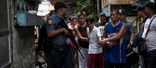 Male residents are rounded up for verification after police officers conducted a large scale anti-drug raid at a slum community in Manila on July 20, 2017 Male residents are rounded up for verification after police officers conducted a large scale anti-drug raid at a slum community in Manila on July 20, 2017 - Sputnik International