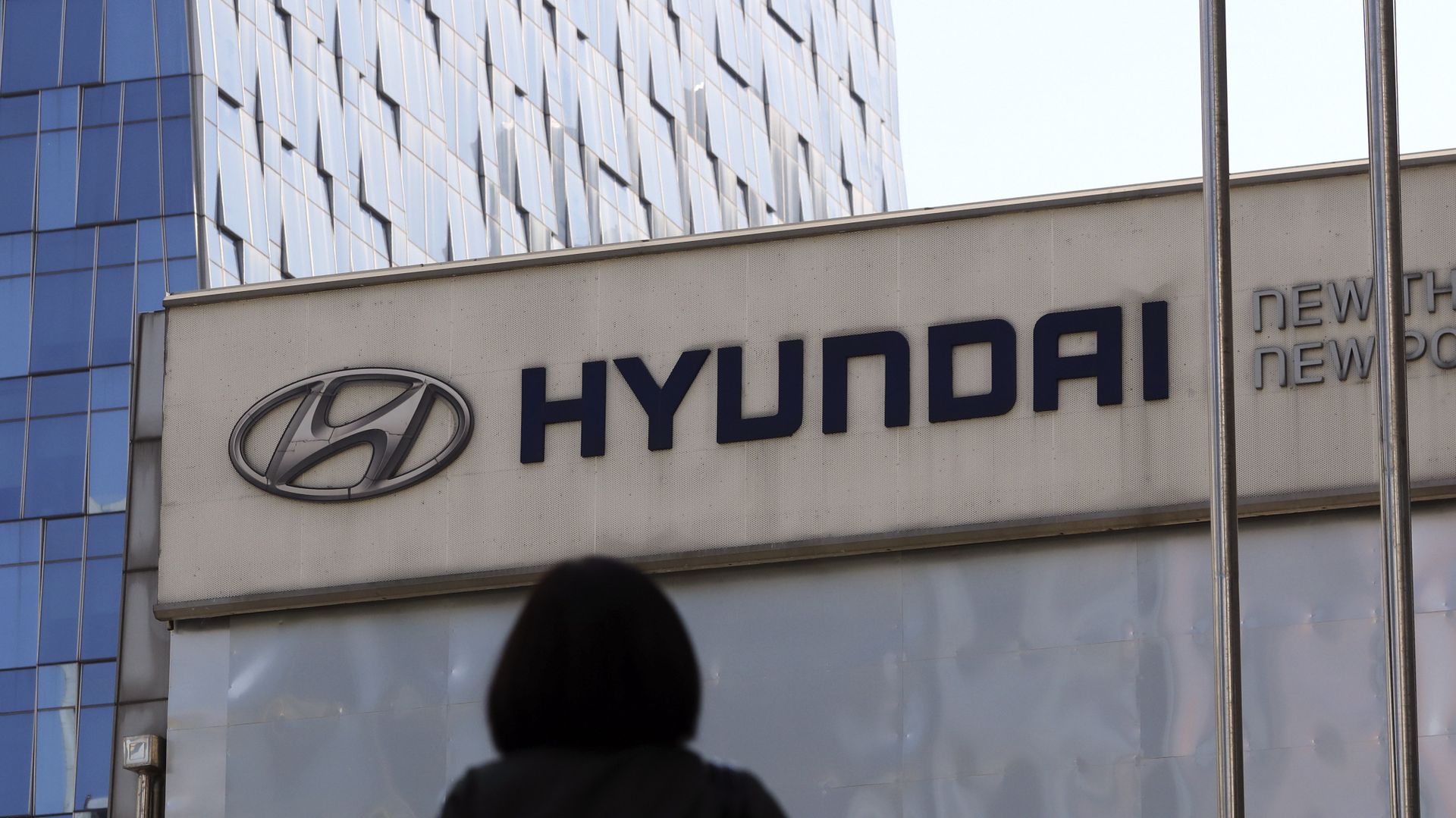 The logo of Hyundai Motor Co. is displayed at the automaker's showroom in Seoul, South Korea, Wednesday, April 26, 2017 The logo of Hyundai Motor Co. is displayed at the automaker's showroom in Seoul, South Korea, Wednesday, April 26, 2017 - Sputnik International, 1920, 12.04.2021