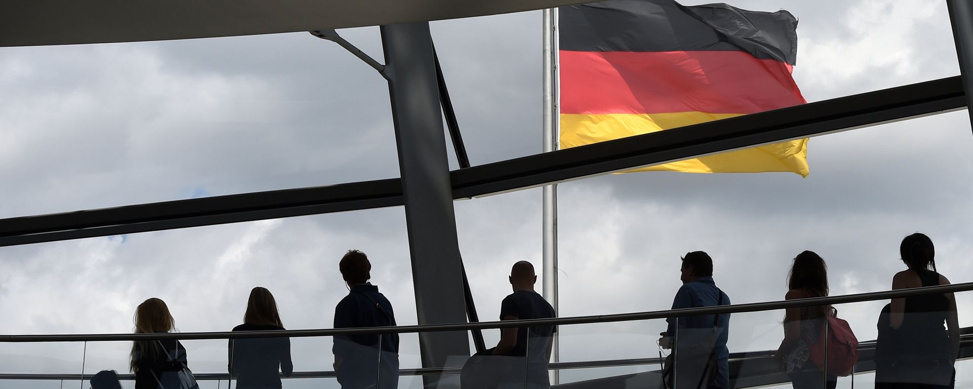 Visitors walk in the glass cupola of the Reichstag building that hosts the German parliament (Bundestag) and look at a German flag in Berlin, Germany, on June 10, 2016. - Sputnik International, 1920, 20.02.2023