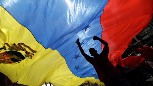 Pro-government supporters holding a Venezuela's flag attend a rally against U.S President Donald Trump in Caracas, Venezuela August 14, 2017 - Sputnik International