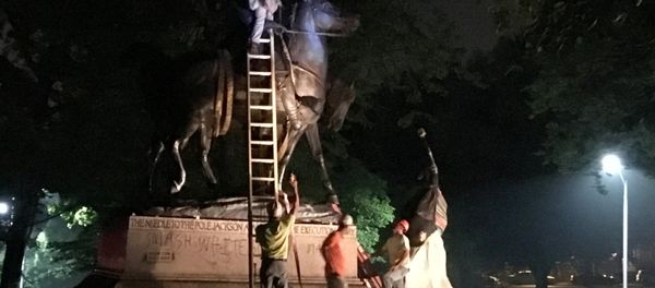 Workers remove the monuments to Confederate generals Robert E. Lee and Thomas Stonewall Jackson from Wyman Park in Baltimore Workers remove the monuments to Confederate generals Robert E. Lee and Thomas Stonewall Jackson from Wyman Park in Baltimore - Sputnik International