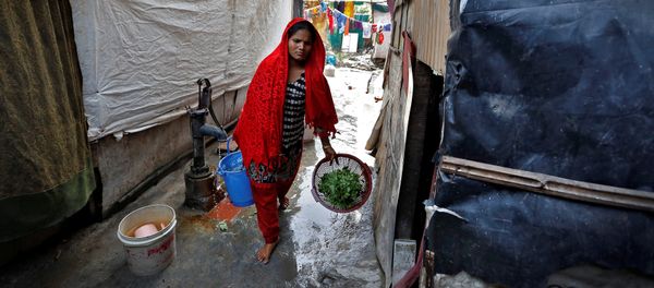 A woman from the Rohingya community carries vegetables in a camp in Delhi, August 17, 2017 - Sputnik International