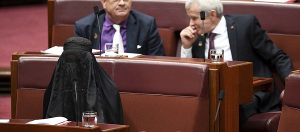 Sen. Pauline Hanson, bottom left, wears a burqa during question time in the Senate chamber at Parliament House in Canberra, Australia, Thursday, Aug. 17, 2017. - Sputnik International
