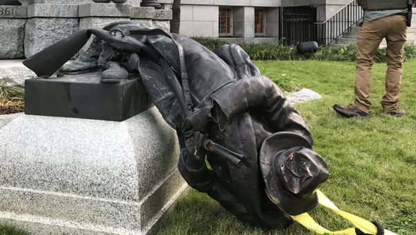 A Sheriff's deputy stands near the toppled statue of a Confederate soldier in front of the old Durham County Courthouse in Durham, North Carolina, U.S. August 14, 2017 A Sheriff's deputy stands near the toppled statue of a Confederate soldier in front of the old Durham County Courthouse in Durham, North Carolina, U.S. August 14, 2017 - Sputnik International
