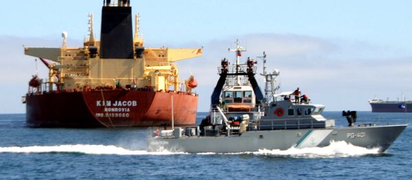 A Venezuelan patrol boat passes oil tanker Kim Jacob carrying 1 million barrels of crude that ran aground in Venezuelan waters near Borracha Island off Venezuela's eastern state of Anzoategui, Tuesday, Jan. 31, 2006 A Venezuelan patrol boat passes oil tanker Kim Jacob carrying 1 million barrels of crude that ran aground in Venezuelan waters near Borracha Island off Venezuela's eastern state of Anzoategui, Tuesday, Jan. 31, 2006 - Sputnik International