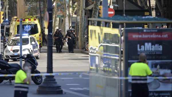 Armed policemen arrive in a cordoned off area after a van ploughed into the crowd, injuring several persons on the Rambla in Barcelona on August 17, 2017 Armed policemen arrive in a cordoned off area after a van ploughed into the crowd, injuring several persons on the Rambla in Barcelona on August 17, 2017 - Sputnik International