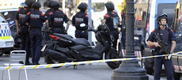 Armed policemen stand in a cordoned off area after a van ploughed into the crowd, injuring several persons on the Rambla in Barcelona on August 17, 2017 Armed policemen stand in a cordoned off area after a van ploughed into the crowd, injuring several persons on the Rambla in Barcelona on August 17, 2017 - Sputnik International