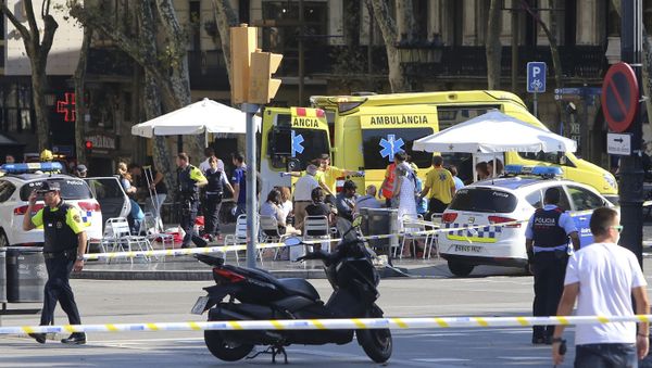 Injured people are treated in Barcelona, Spain, Thursday, Aug. 17, 2017 after a white van jumped the sidewalk in the historic Las Ramblas district, crashing into a summer crowd of residents and tourists and injuring several people, police said Injured people are treated in Barcelona, Spain, Thursday, Aug. 17, 2017 after a white van jumped the sidewalk in the historic Las Ramblas district, crashing into a summer crowd of residents and tourists and injuring several people, police said - Sputnik International