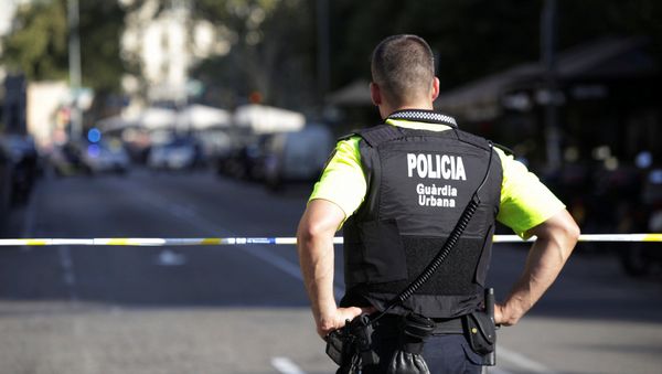 A police officer stands by a cordoned off street after a van crashed into pedestrians near the Las Ramblas avenue in central Barcelona, Spain, August 17, 2017 - Sputnik International