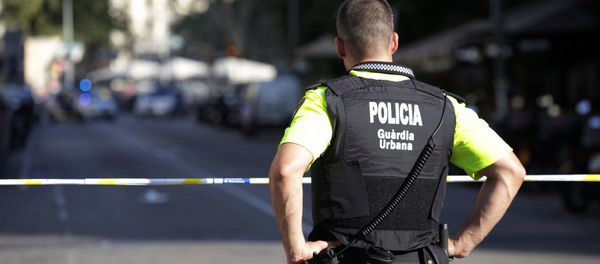 A police officer stands by a cordoned off street after a van crashed into pedestrians near the Las Ramblas avenue in central Barcelona, Spain, August 17, 2017 - Sputnik International