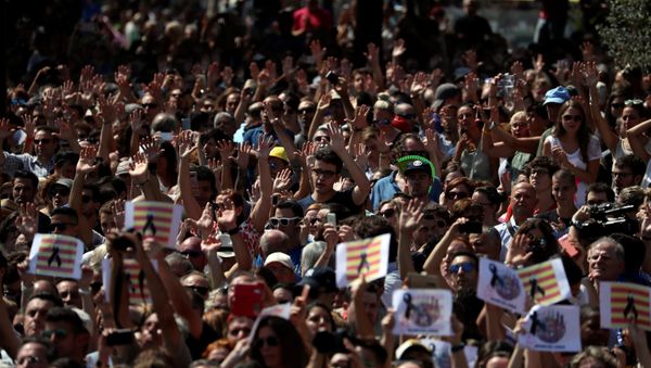 People shout We are not afraid after observing a minute of silence at Placa de Catalunya, a day after a van crashed into pedestrians at Las Ramblas in Barcelona, Spain August 18, 2017 - Sputnik International