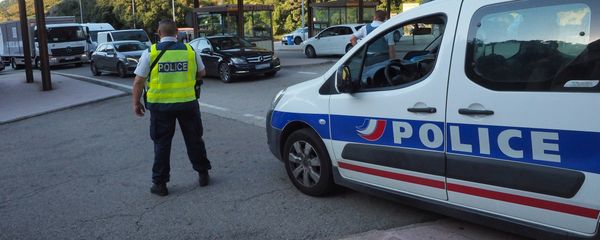 French police officers control vehicles coming across the border from Spain near Le Perthus, southern France, on August 18, 2017 French police officers control vehicles coming across the border from Spain near Le Perthus, southern France, on August 18, 2017 - Sputnik International