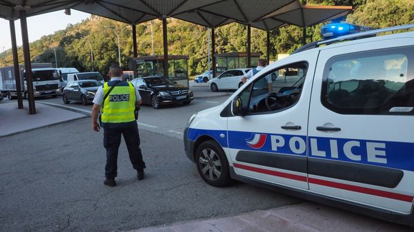 French police officers control vehicles coming across the border from Spain near Le Perthus, southern France, on August 18, 2017 French police officers control vehicles coming across the border from Spain near Le Perthus, southern France, on August 18, 2017 - Sputnik International