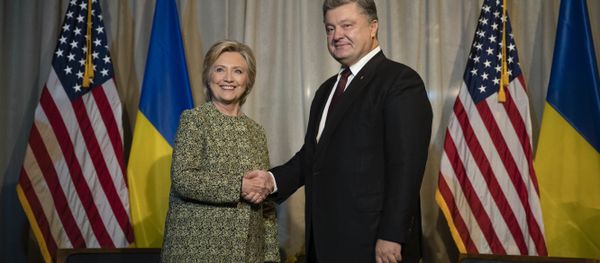 Democratic presidential candidate Hillary Clinton shakes hands with with Ukrainian President Petro Poroshenko in New York, Monday, Sept. 19, 2016. - Sputnik International