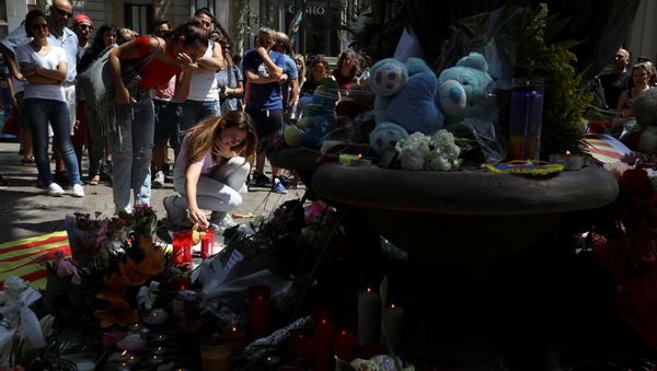 People react at an impromptu memorial a day after a van crashed into pedestrians at Las Ramblas in Barcelona, Spain August 18, 2017 People react at an impromptu memorial a day after a van crashed into pedestrians at Las Ramblas in Barcelona, Spain August 18, 2017 - Sputnik International