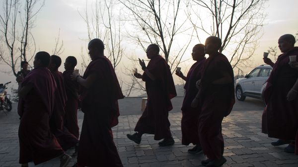 Exile Tibetans march on foot during a candlelit vigil in solidarity with two Tibetans, who exiles claim have immolated themselves demanding freedom for Tibet, in Dharmsala, India. (File) - Sputnik International