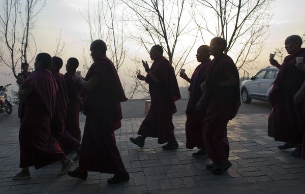 Exile Tibetans march on foot during a candlelit vigil in solidarity with two Tibetans, who exiles claim have immolated themselves demanding freedom for Tibet, in Dharmsala, India. (File) - Sputnik International