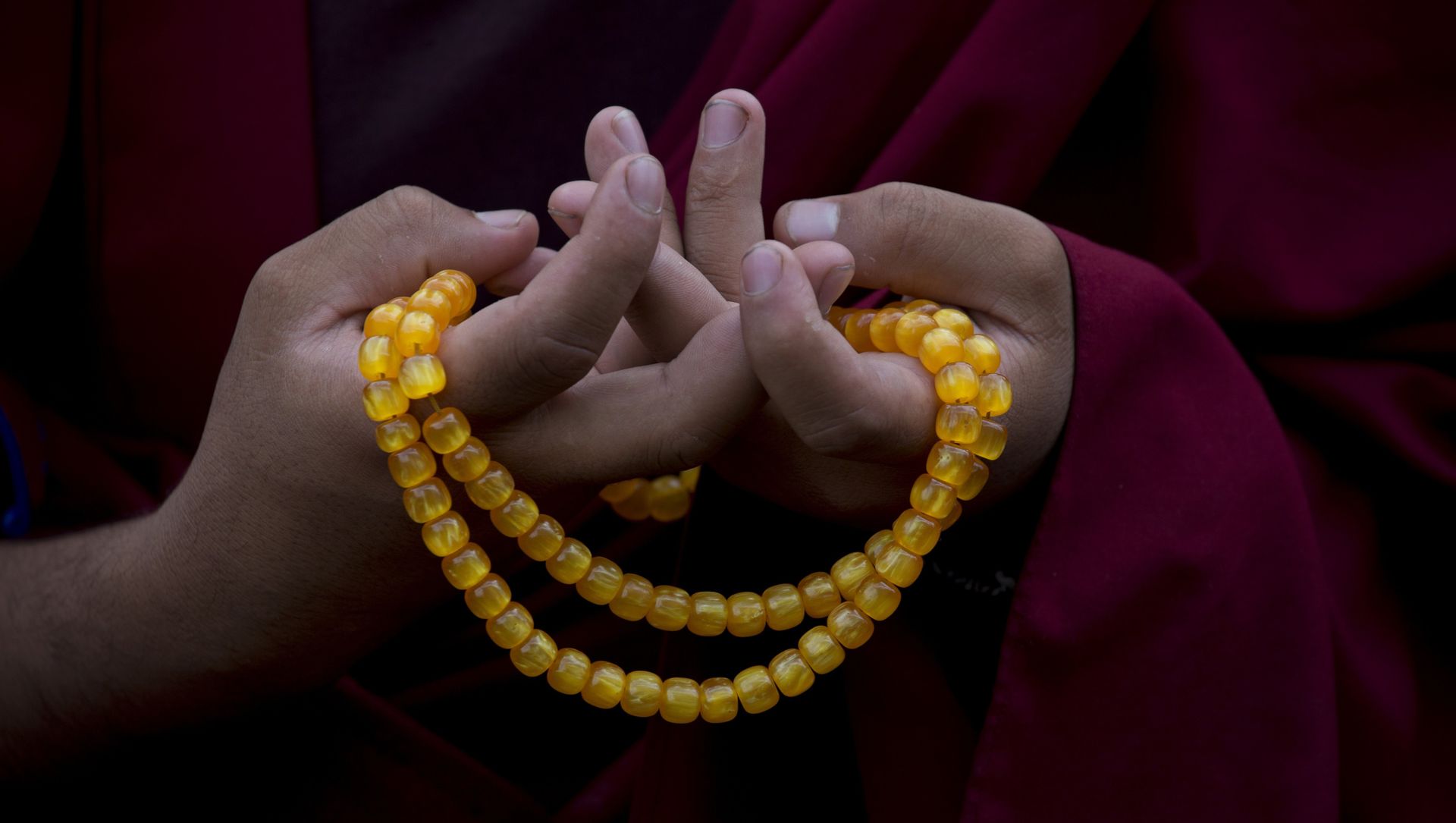 A Buddhist monk from Kopan monastery offers a prayer for the people affected during Saturday's earthquake in Kathmandu, Nepal. (File) A Buddhist monk from Kopan monastery offers a prayer for the people affected during Saturday's earthquake in Kathmandu, Nepal. (File) - Sputnik International, 1920, 20.04.2021