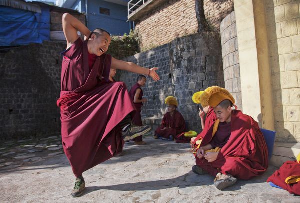An exiled Tibetan monk makes a point during a dialectics debate with another monk at the Kirti monastery in Dharmsala, India. (File) - Sputnik International
